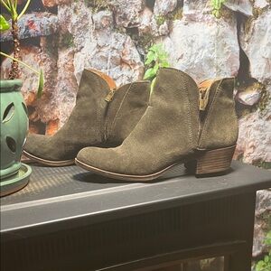 👢Lucky Brand Suede Ankle Boots — Olive Green — Sz 8.5